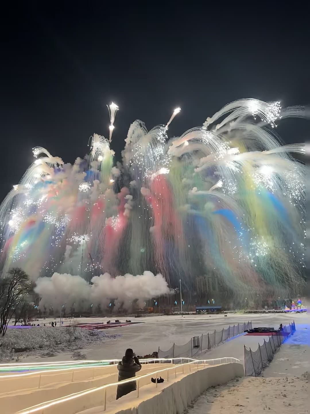 雪夜烟花炸开那一刻，我差点以为自己在拍电影 🌈✨封面图