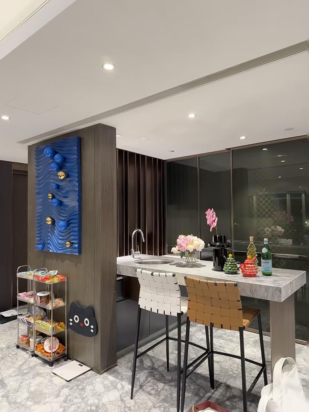 新家小吧台的第一次深夜微醺 🍸 今天在公寓楼下便利店买了瓶气泡水，配着刚拆的圣诞小摆件， weird but cozy封面图