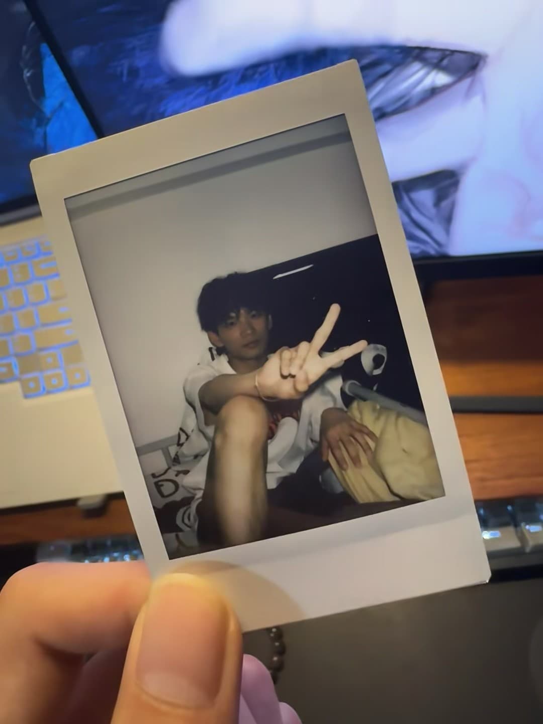 翻到去年在东京涩谷拍的Polaroid，当时在7-11买胶片卷还被店员多看了两眼封面图