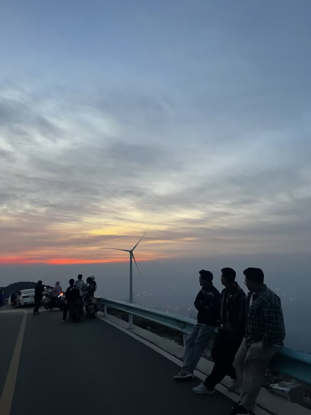 山顶风车下的黄昏，人比风车还静止 🌅封面图