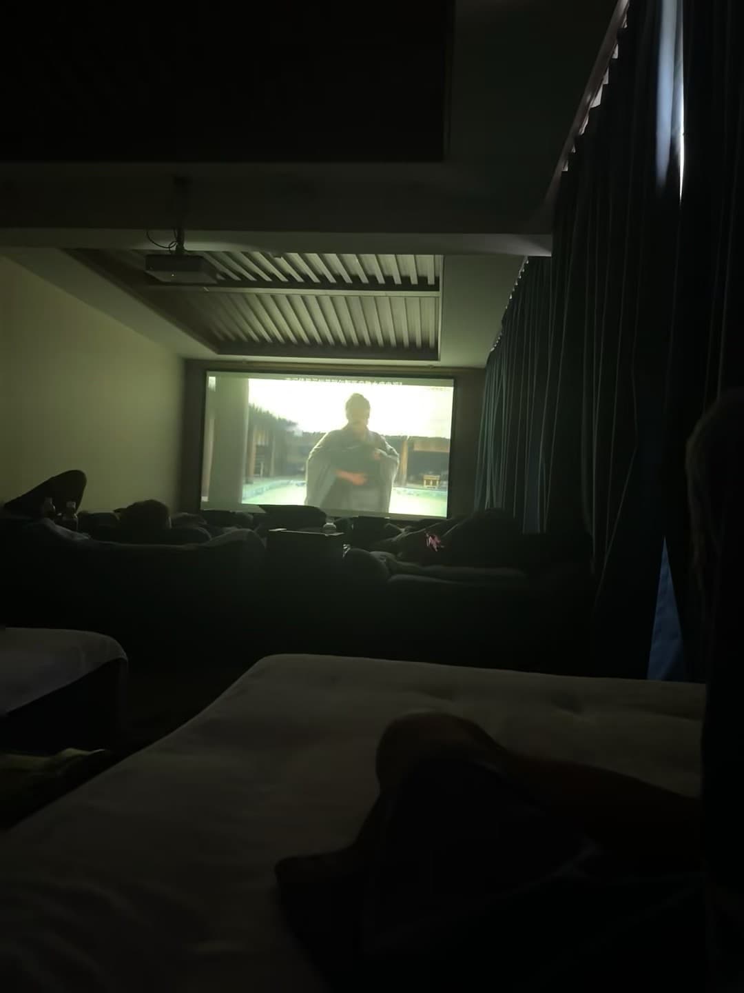 深夜家庭影院｜投影仪一开，全村最靓的崽是沙发上的我封面图
