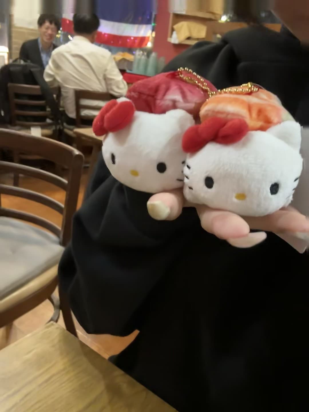 在街角小店摸到两个小寿司Hello Kitty…谁懂啊！封面图