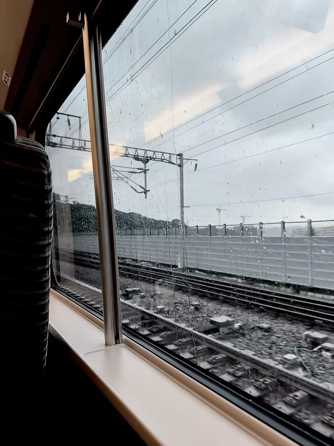 雨天通勤的静默时刻 🌧️ 窗外铁轨在湿漉漉的光里缓缓后退封面图