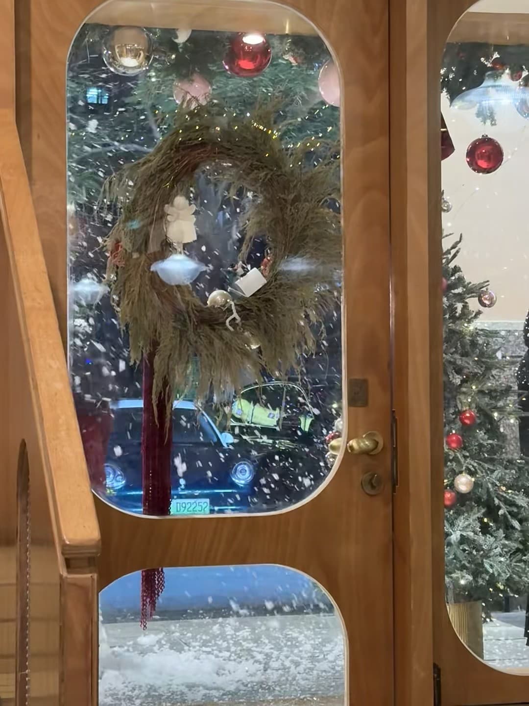 路过街角咖啡店，被橱窗里的雪景戳中了——这哪是圣诞装饰，分明是冬日偷溜进来的魔法封面图