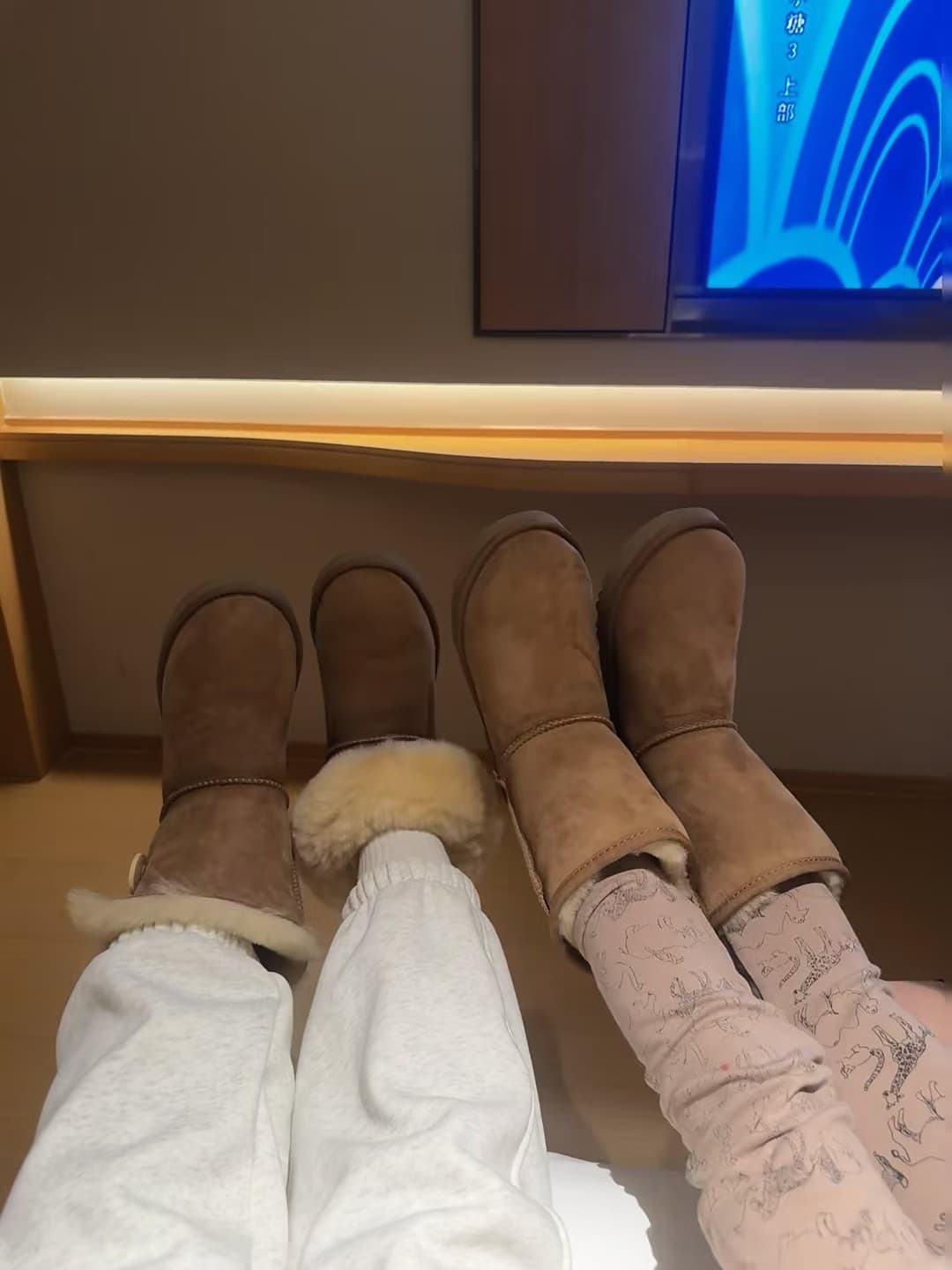 瘫成四条腿的狗｜今晚追剧标配：Ugg + 毛裤 + 电视蓝光封面图