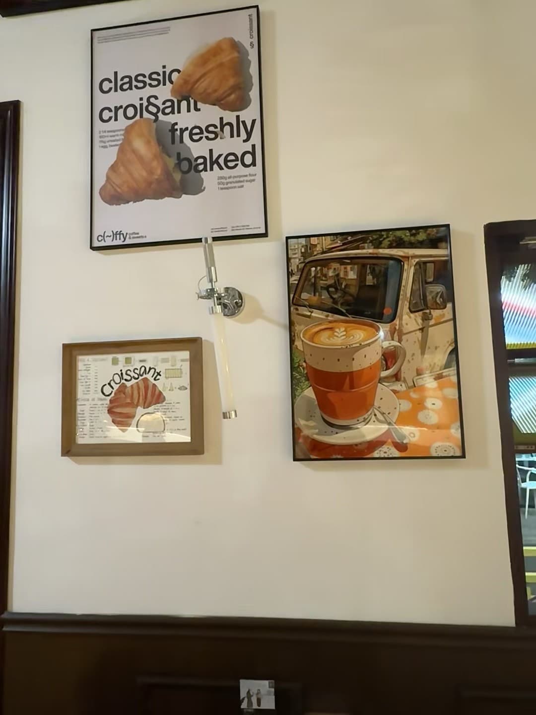 咖啡店墙上的小确幸：Croissant 和 Latte 的日常诗封面图