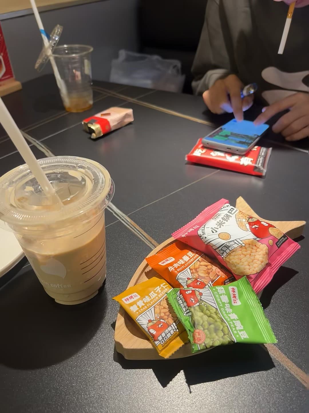 咖啡没喝完，零食先吃光了…谁懂这种快乐？封面图