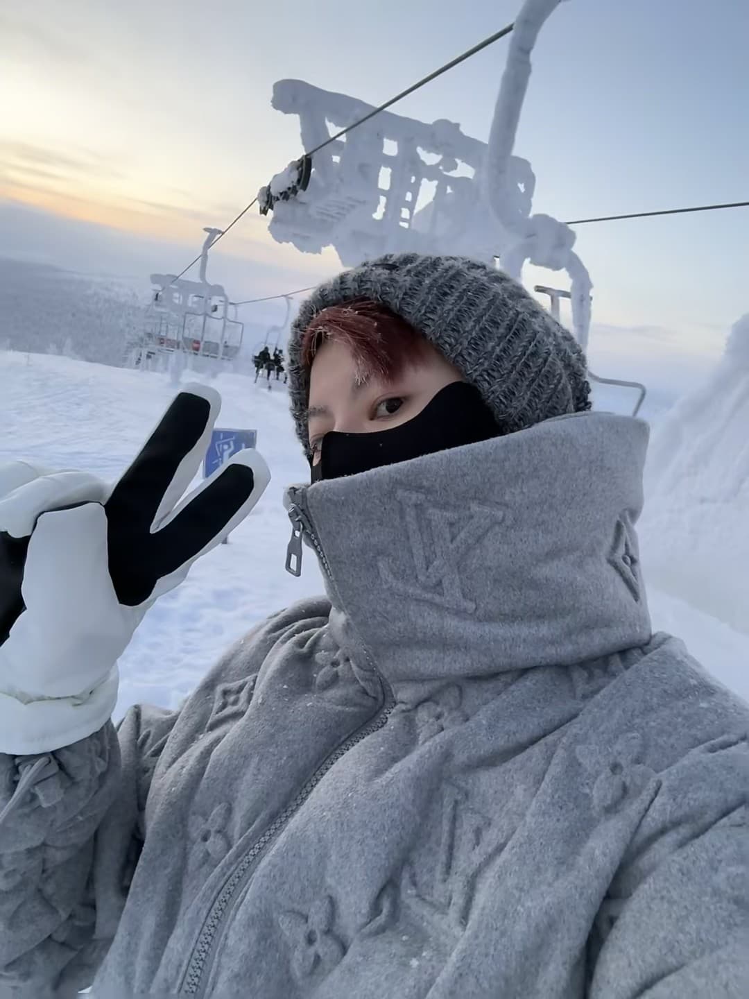 雪地V字手!今天在缆车顶上拍的,风大到口罩都快飞了封面图
