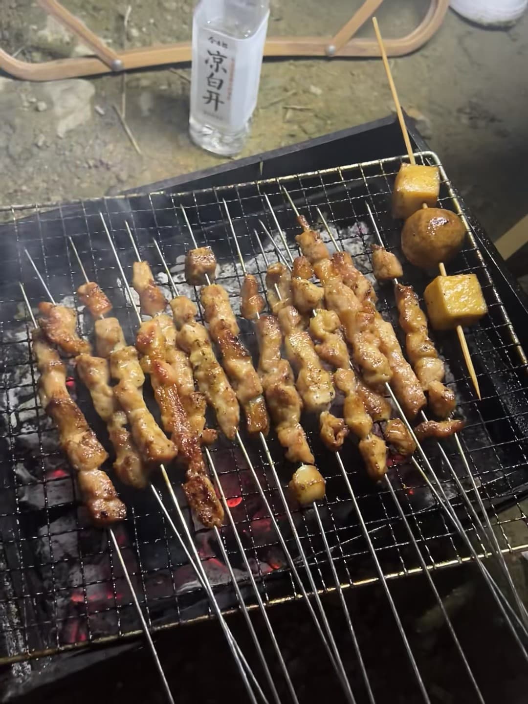 夜市烧烤摊的烟火气｜碳火上滋滋作响的肉串和凉白开，今晚的快乐很便宜封面图