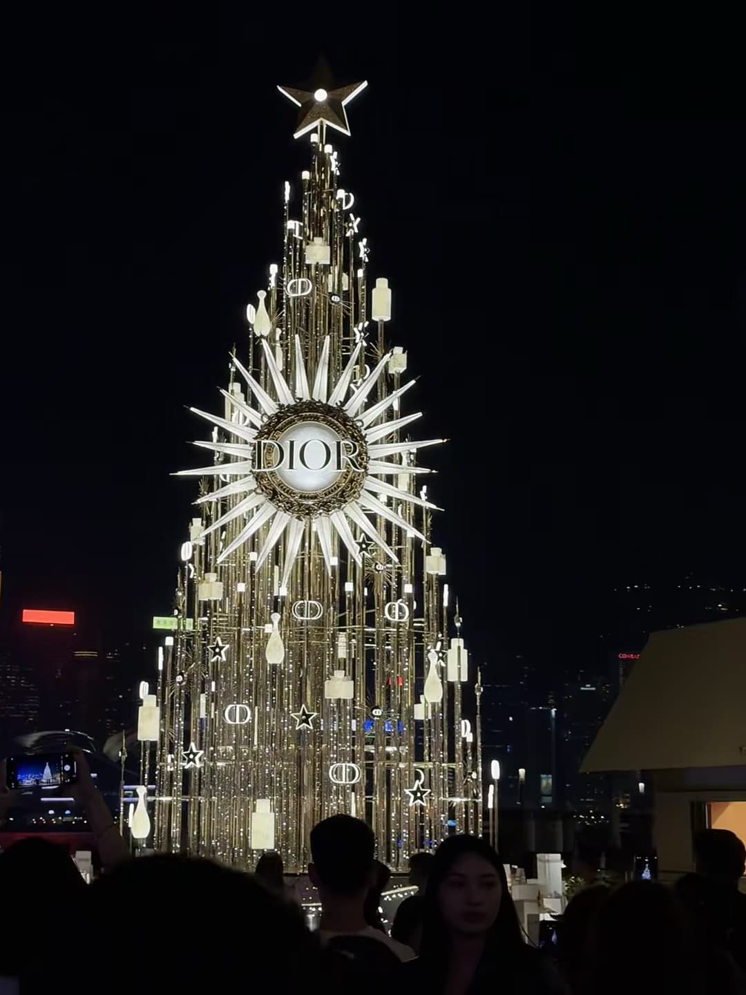 今晚在尖沙咀被Dior圣诞树闪到失语…星芒真的会发光✨封面图