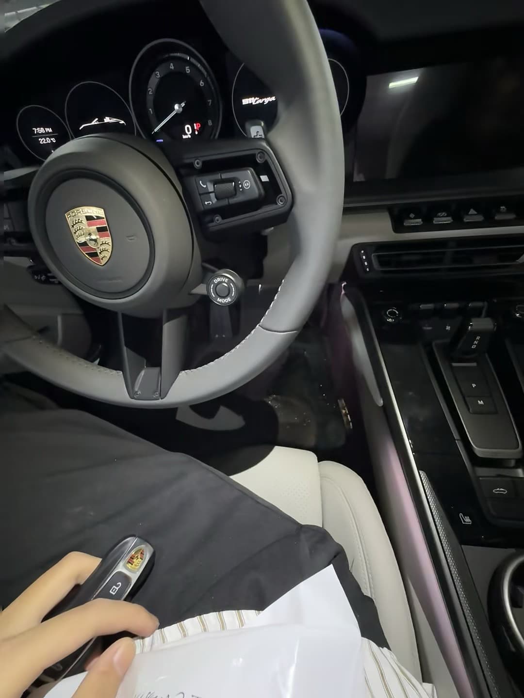 新到手的保时捷,连钥匙都带着小狮子徽章~封面图