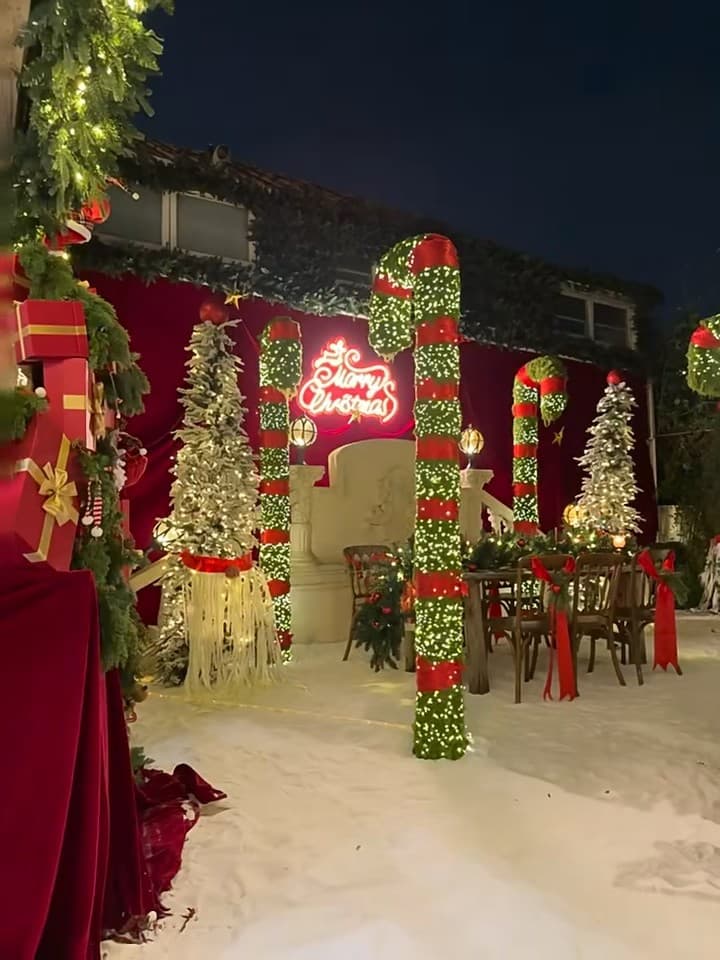 今夜的庭院像从圣诞童话里跑出来的！雪地+糖果手杖+霓虹‘Merry Christmas’，太梦了✨封面图