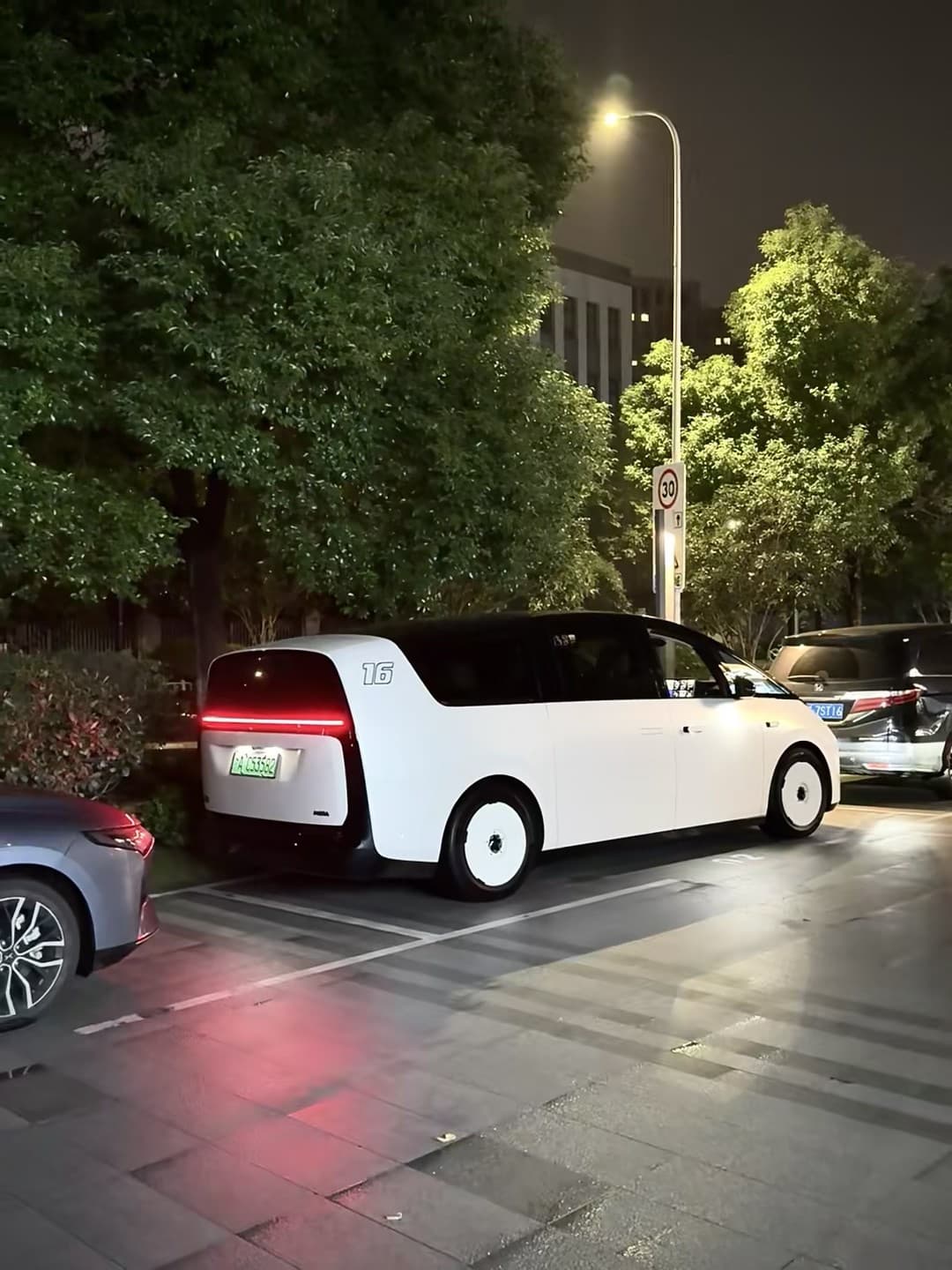 夜巡社区停车场,这台白车尾灯亮起时我愣了3秒…封面图