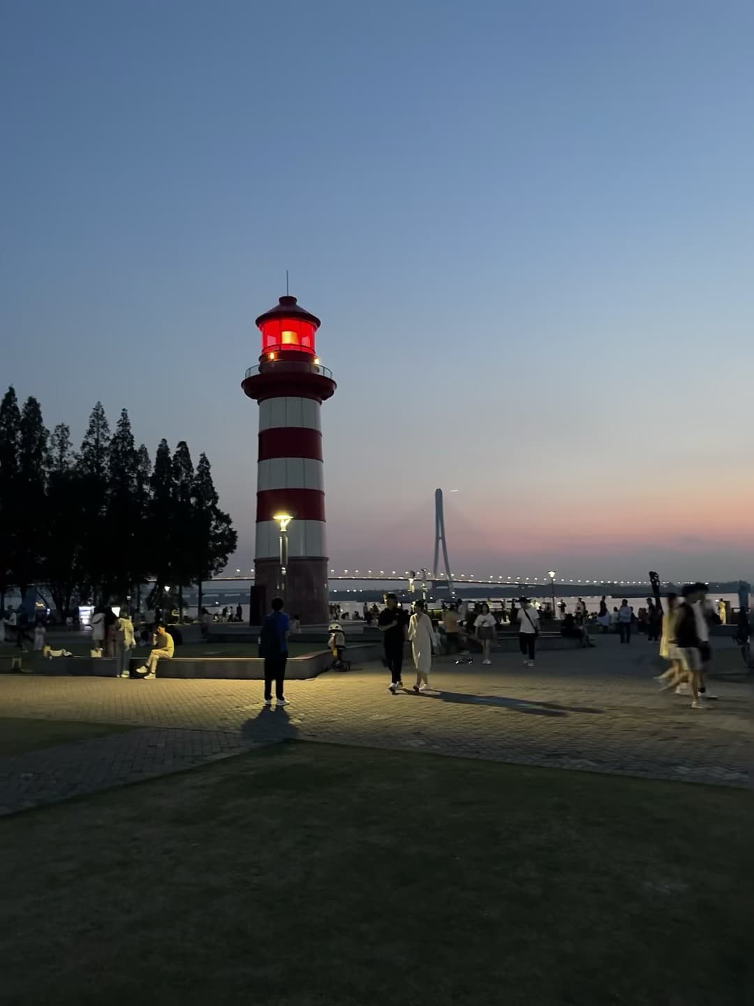 黄昏的灯塔亮了，像给城市按了个暖色键 🌅封面图