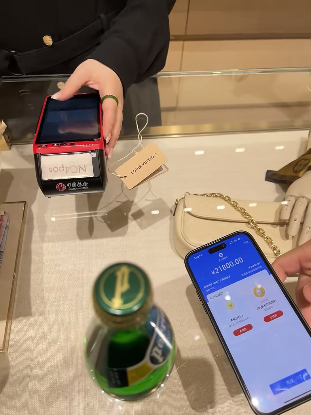 LV柜姐手速比我还快…手机付完款她已递出包了封面图