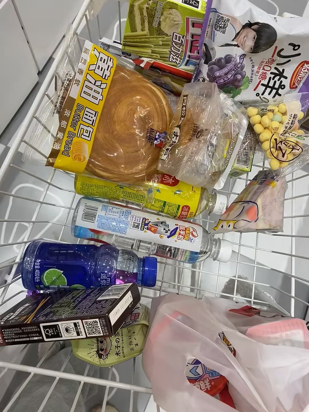 超市购物车塞到溢出来…但连面包都找不到能啃的？封面图