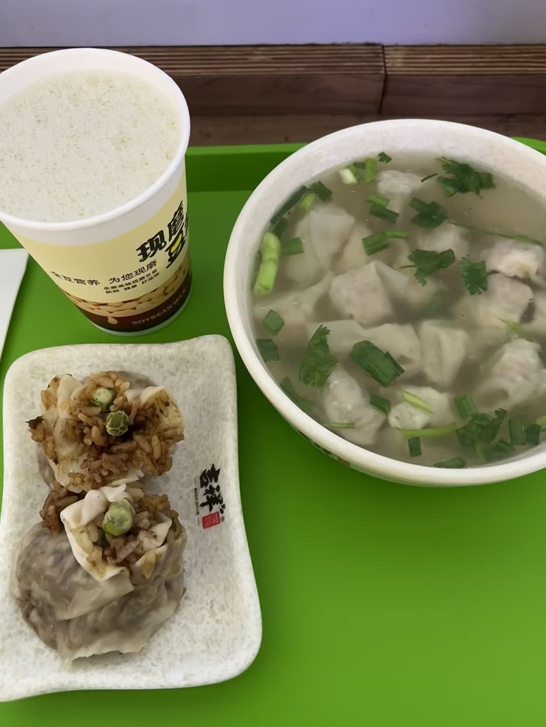 今天在街角小馆子啃了俩烧卖+一碗云吞汤，豆浆现磨的香到想回购封面图