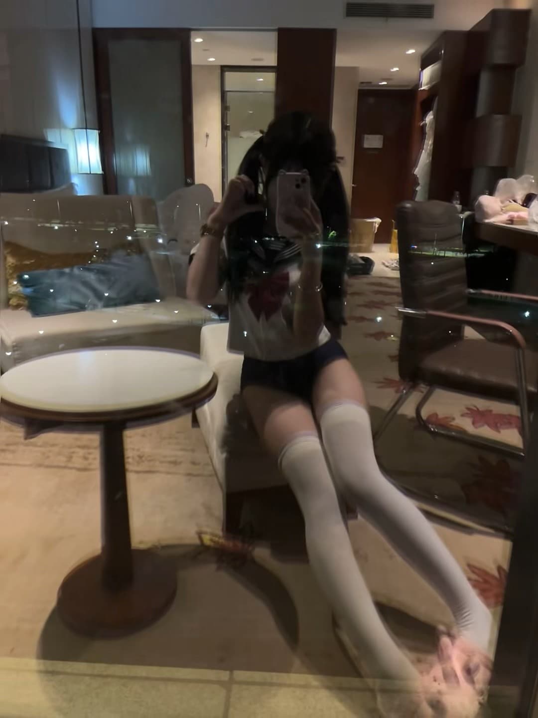 酒店镜子里的临时自拍 🪞 今晚住的这家…好像在某部日剧里出现过？封面图