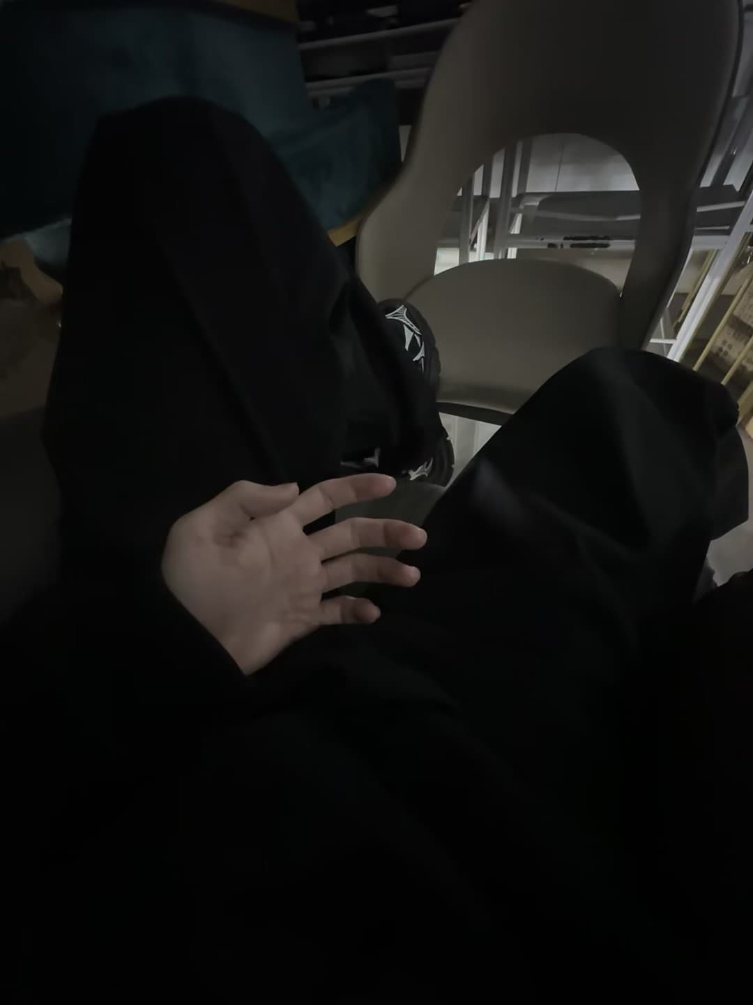 黑裤+黑鞋=今天出门的全部装备 🖤 通勤路上摸鱼拍了张手封面图
