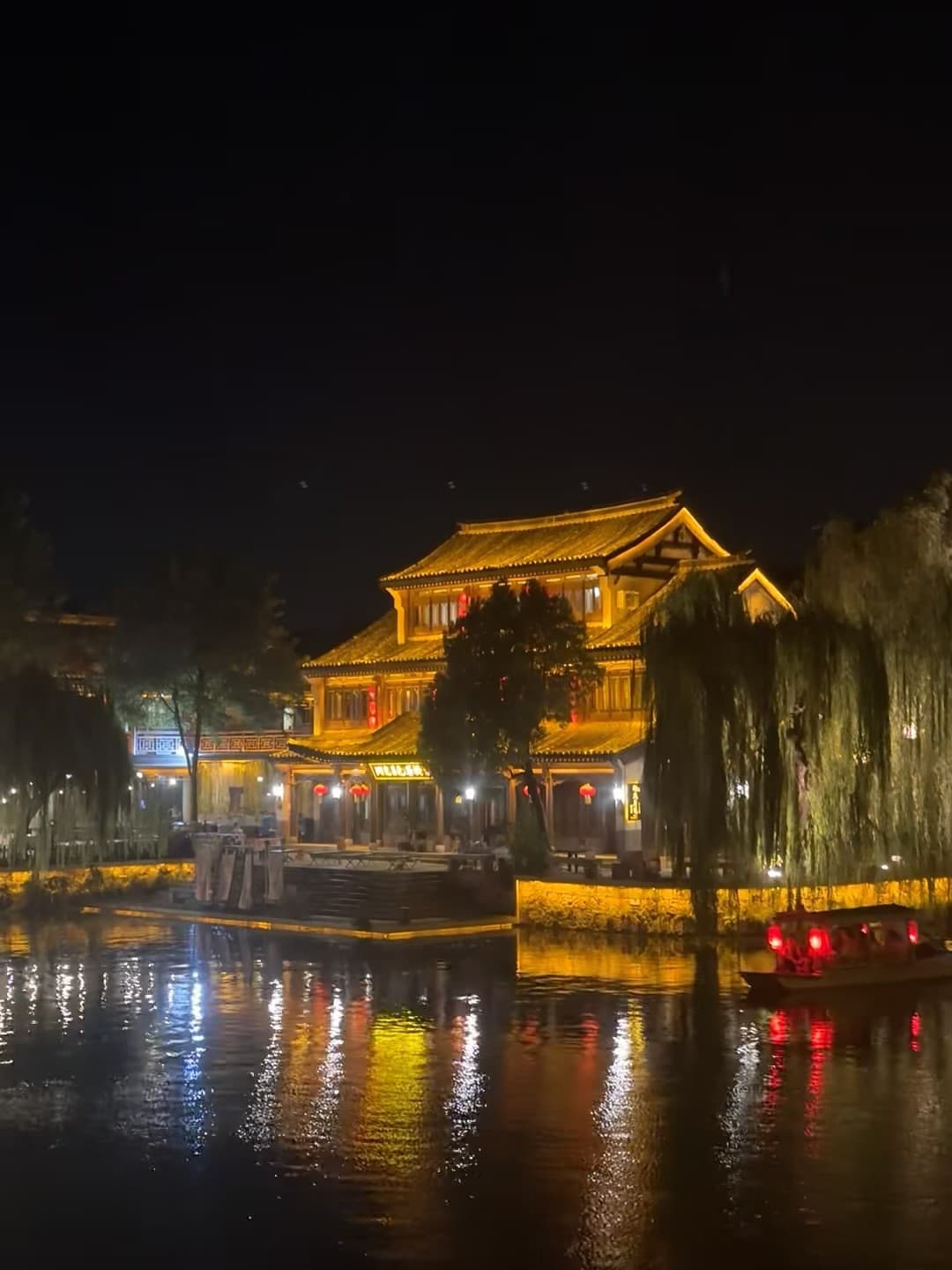 夜游小河湾，船灯一亮就想起小时候的萤火虫封面图