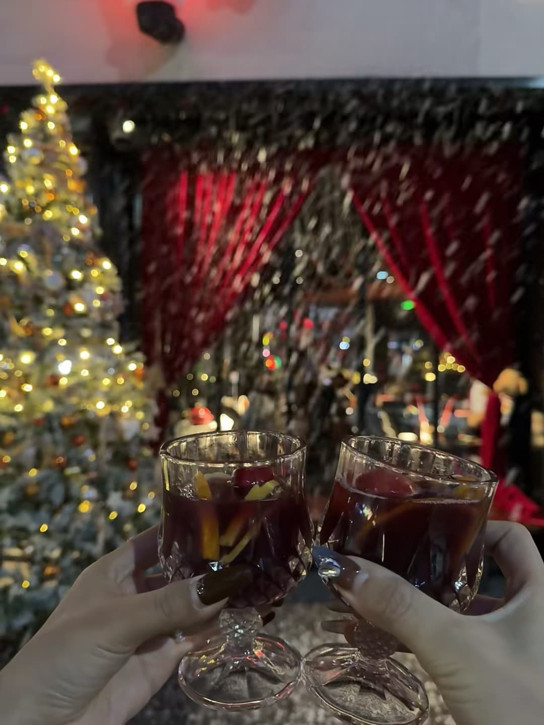 圣诞夜的微醺时刻｜在街角小酒馆碰杯，雪是假的但心情是真的暖封面图