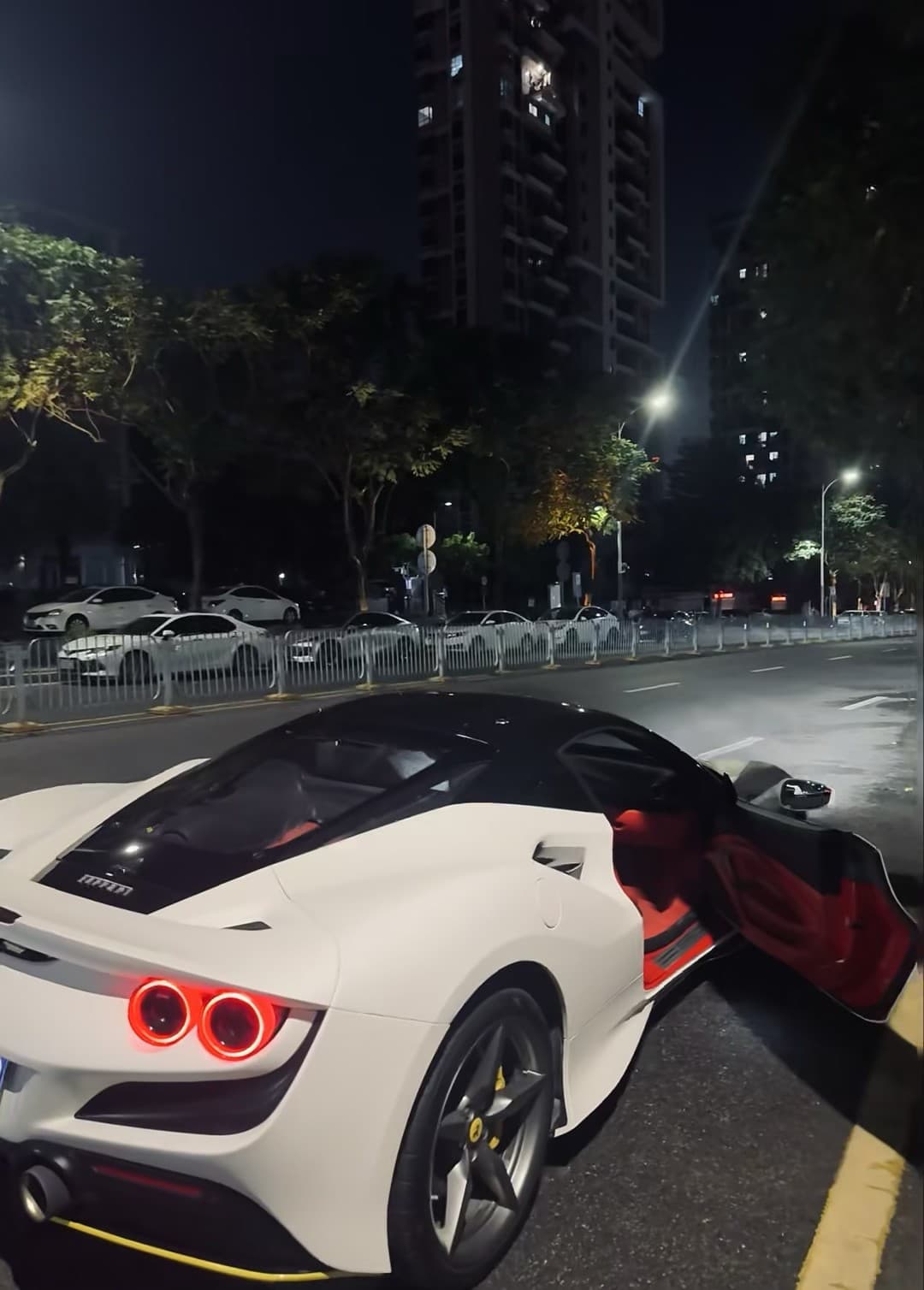夜巡街头被这台白 Ferrari 撩到失语…车门一开，红黑内衬像在说：‘快上车，去兜风’封面图