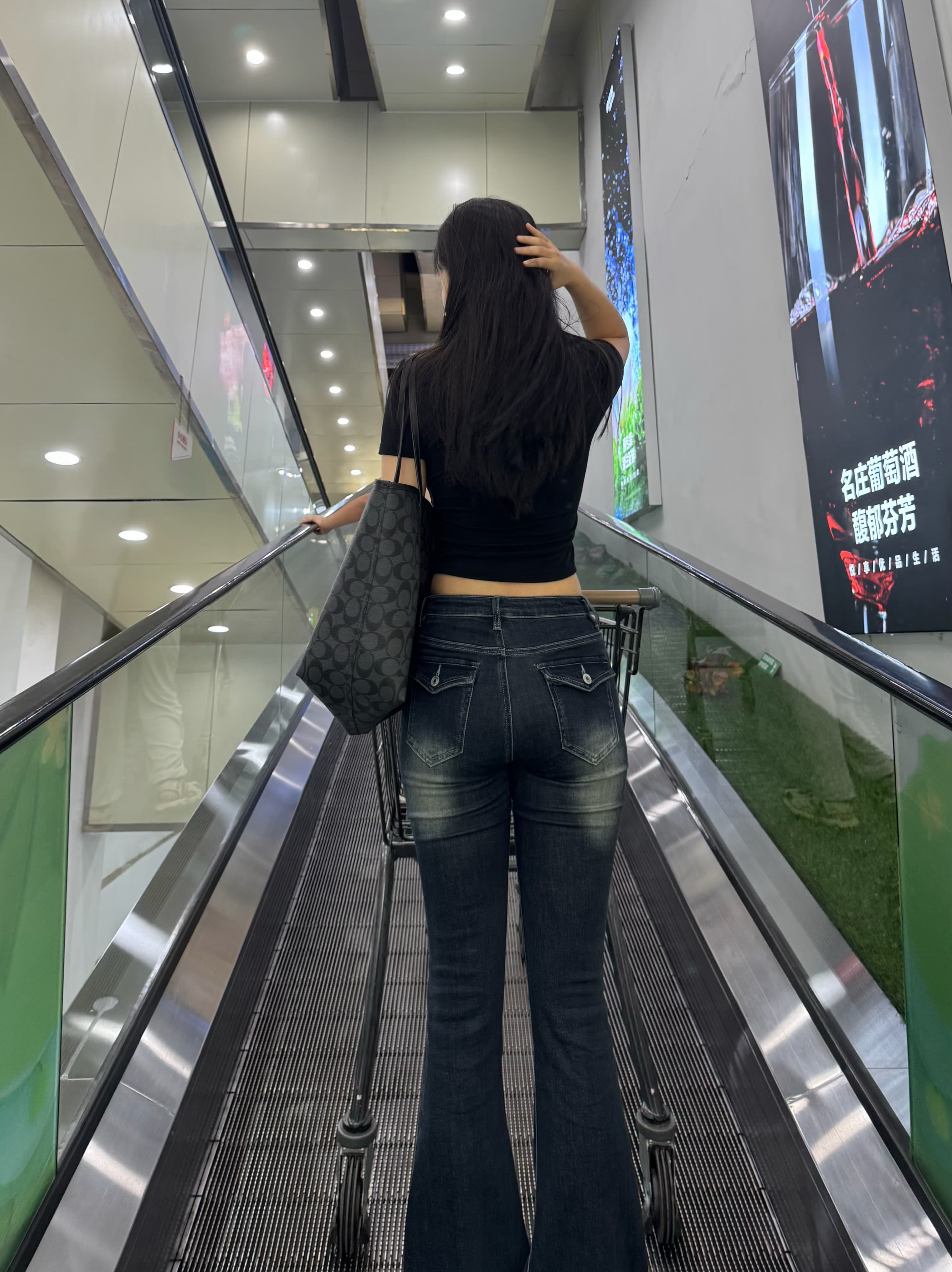 扶梯上突然被自己这身造型拿捏住了…黑T+喇叭裤，谁懂？封面图