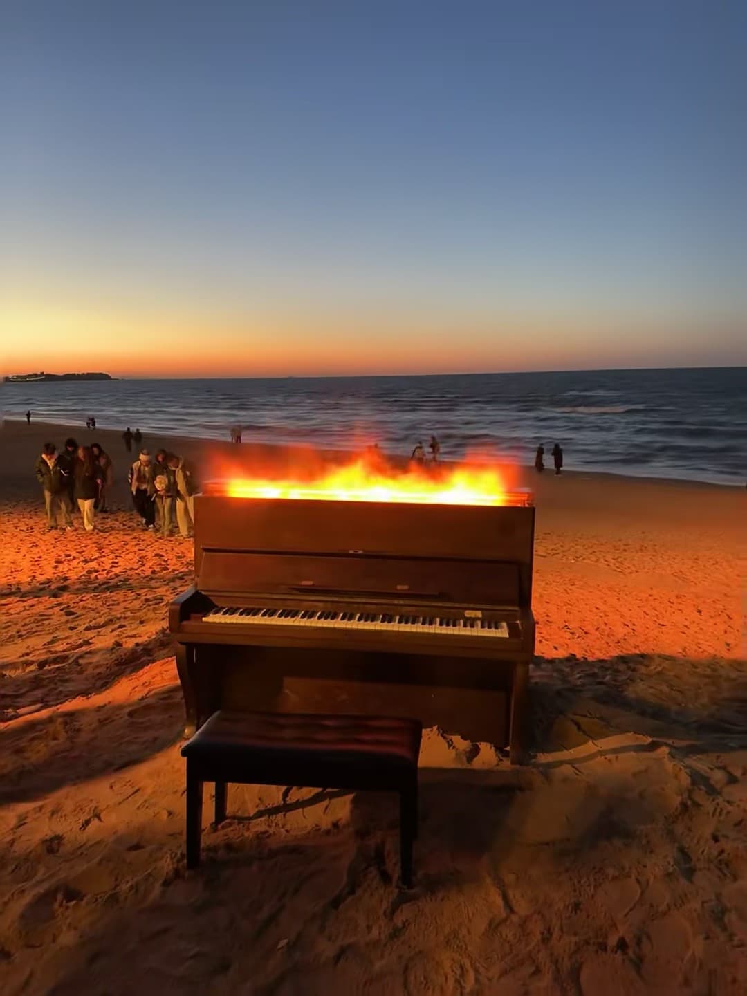 海边一架烧着的钢琴?今天在Kuwait Beach路过这幕,谁懂啊…封面图
