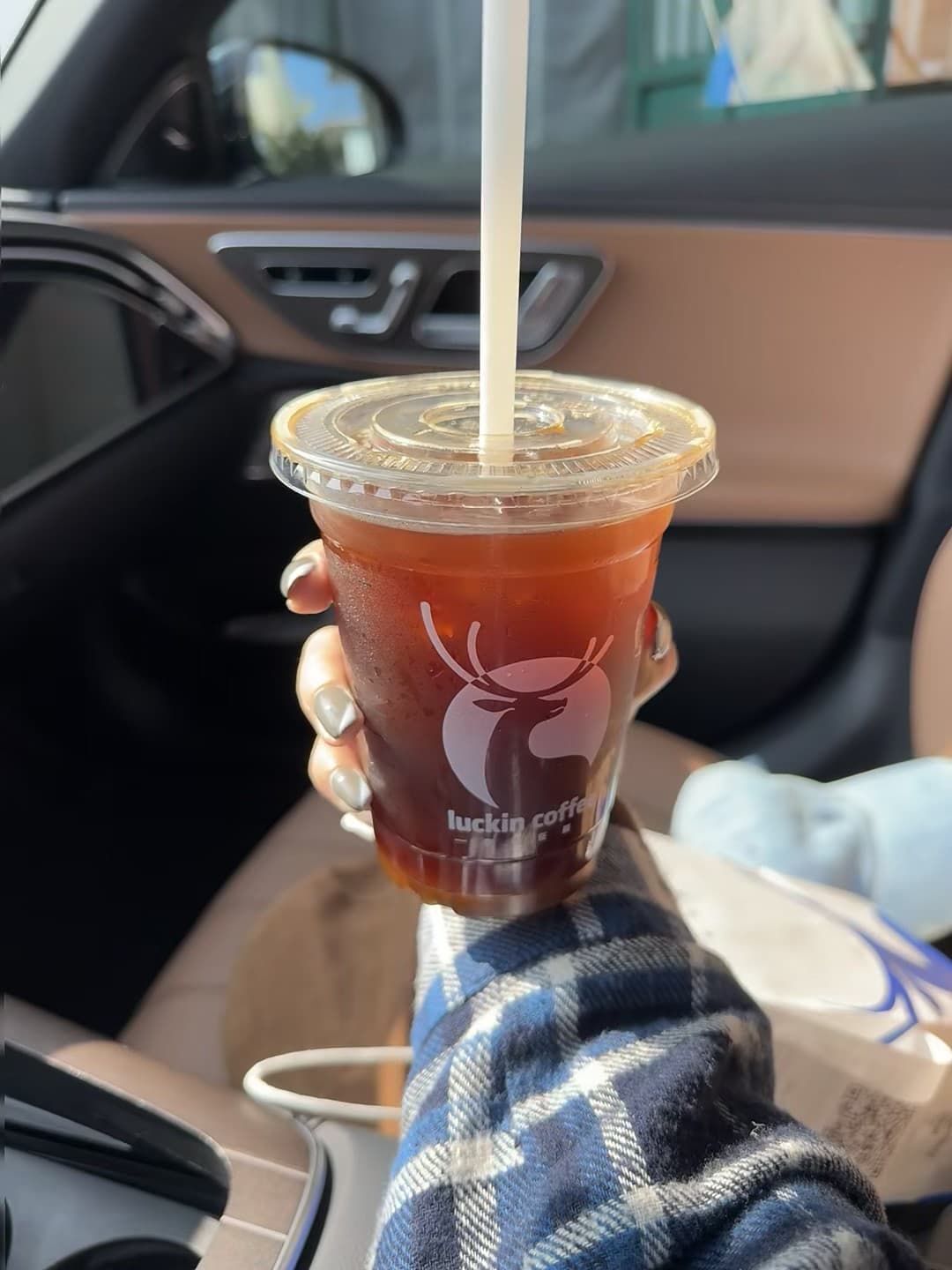 车里喝杯冰美式，阳光正好封面图