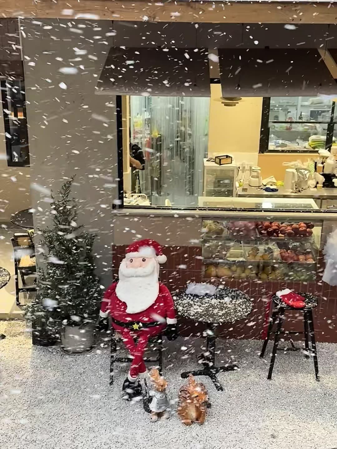 圣诞老人在街角咖啡店外偷懒，雪是真雪还是撒的？❄️封面图