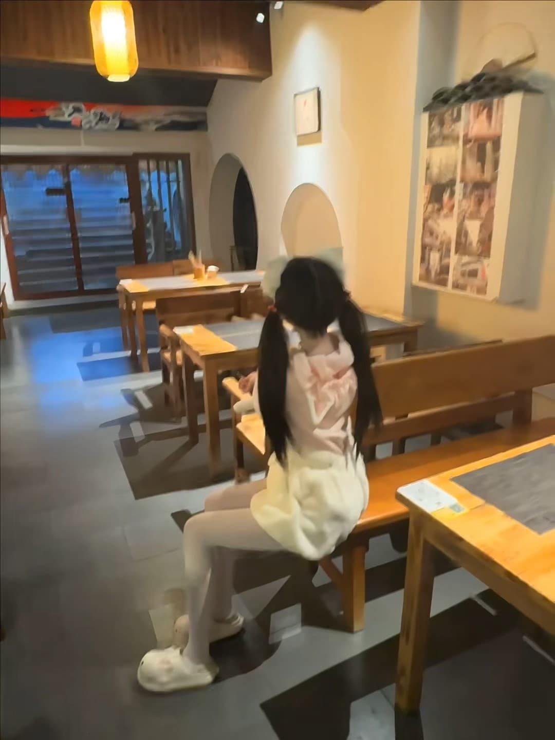 今天在街角小馆子蹲到一只毛茸茸的可爱人形玩偶，坐得比我还端正封面图