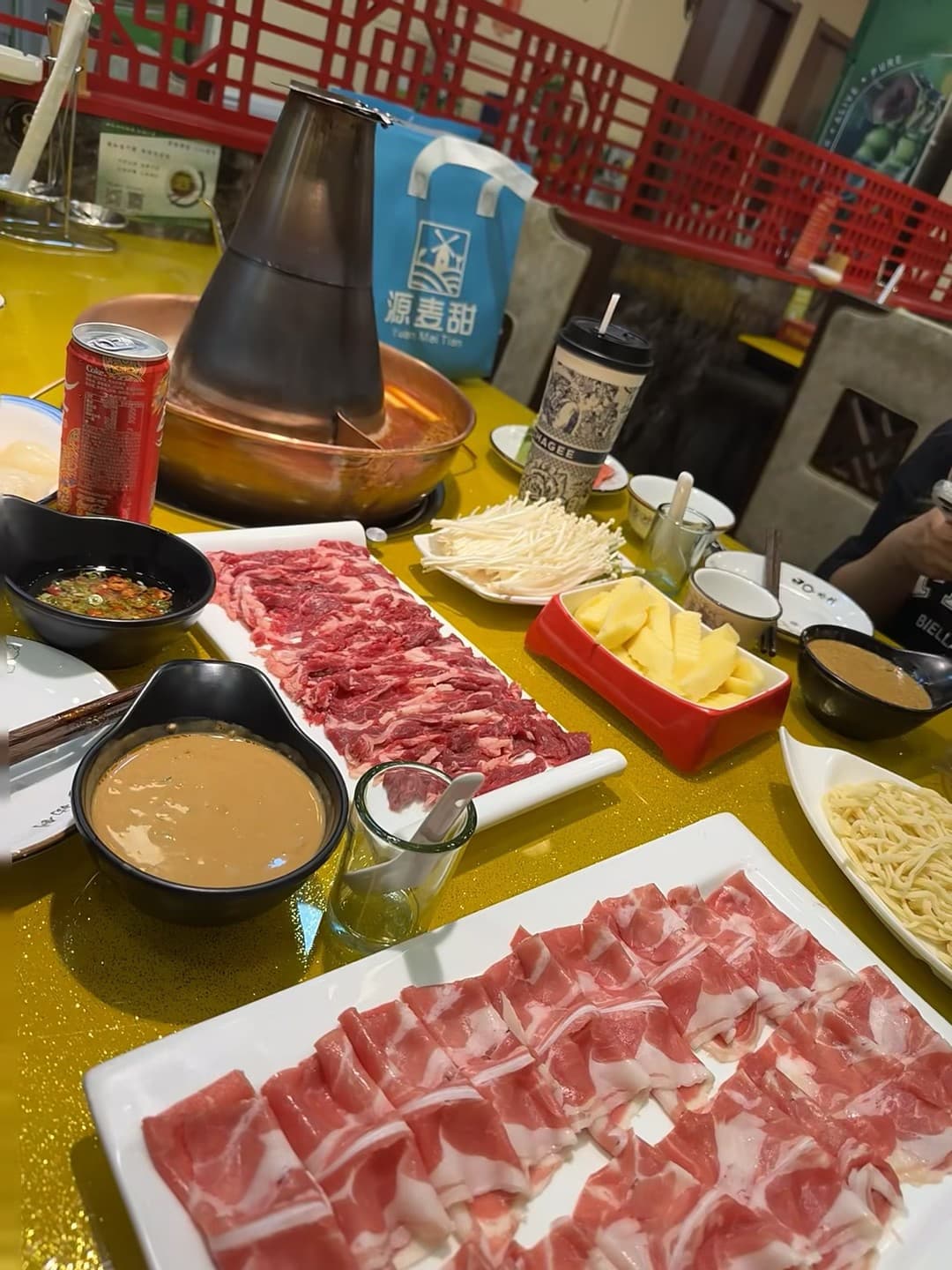 铜锅涮肉配菠萝？在本地小馆子吃出异国混搭感封面图