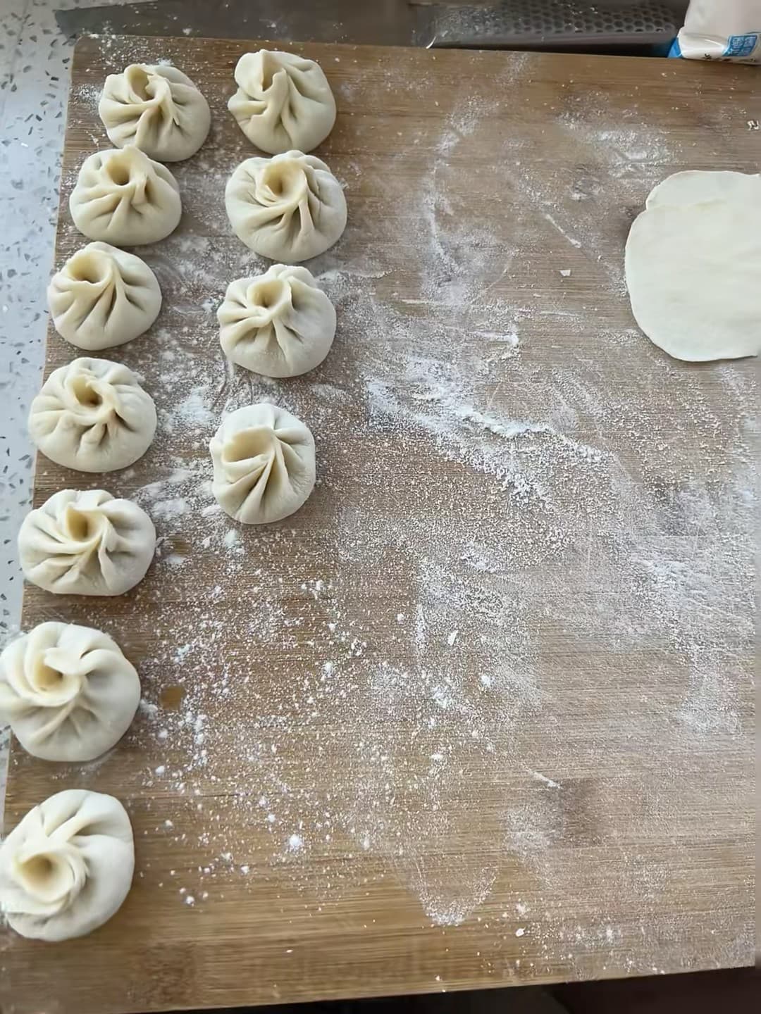 今天在厨房练手包包子，面粉撒得比楼下咖啡馆还多封面图