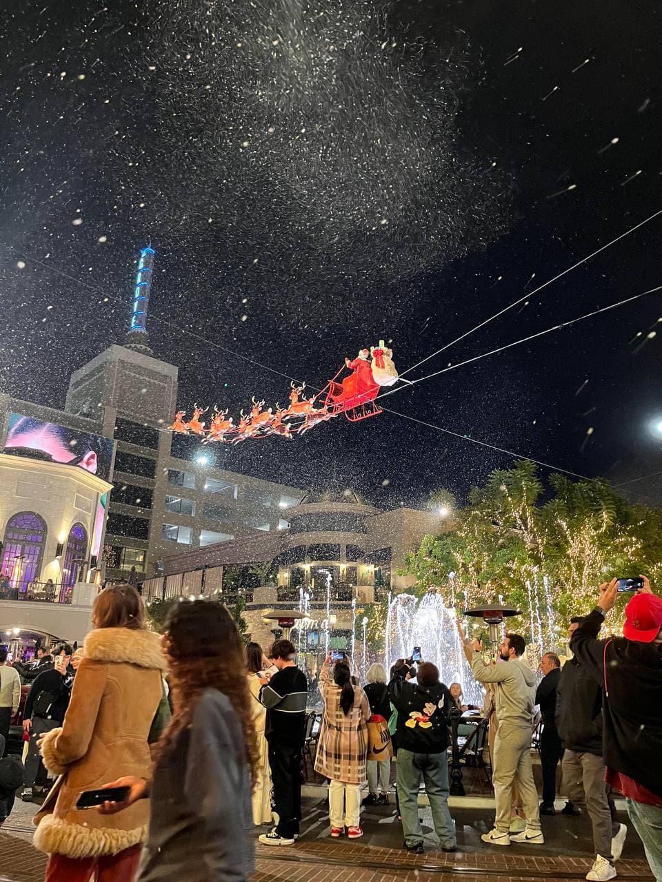 今晚街角的圣诞雪，是今年最意外的浪漫 🎄封面图