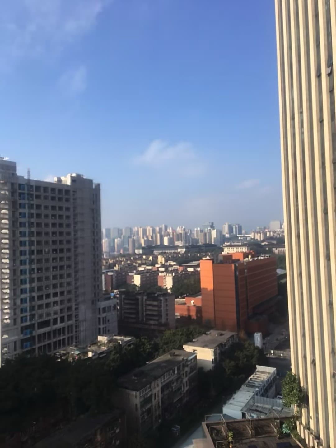 今天在楼顶晒太阳，远处天际线像打翻的马卡龙盒～封面图