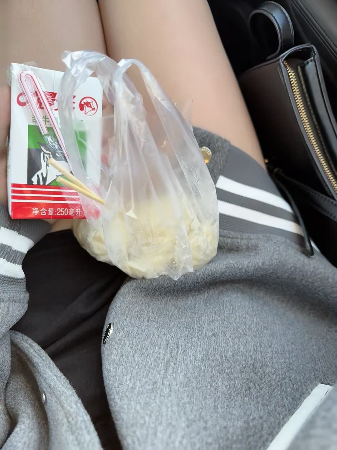 通勤路上的微小仪式感|250ml 牛奶+塑料袋里的热腾腾,是异国生活的温柔细节封面图