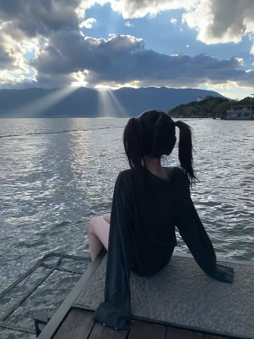 傍晚在湖边发呆，光从云层里漏下来像打翻的金粉封面图