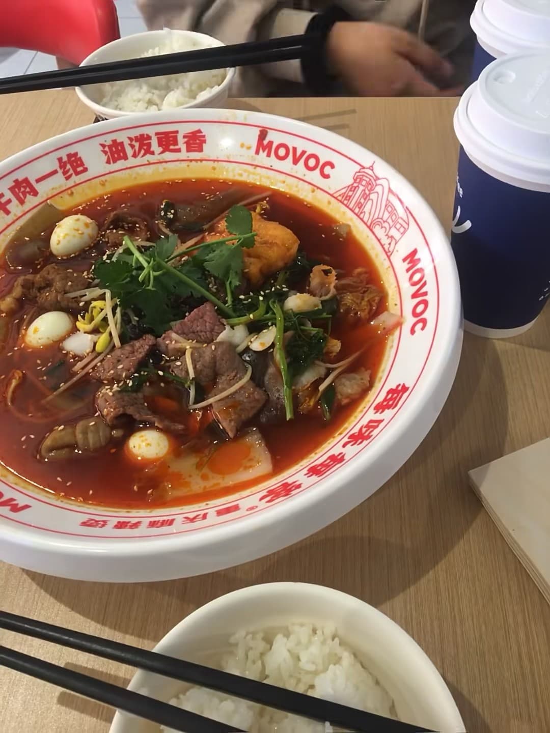 今天在街角小馆子啃了碗红油牛肉，配杯冰美式，居然没辣到流泪…封面图