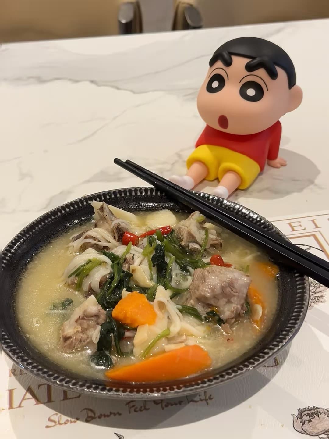 今天在咖啡馆角落偷吃炖菜，连蜡笔小新都来围观了封面图