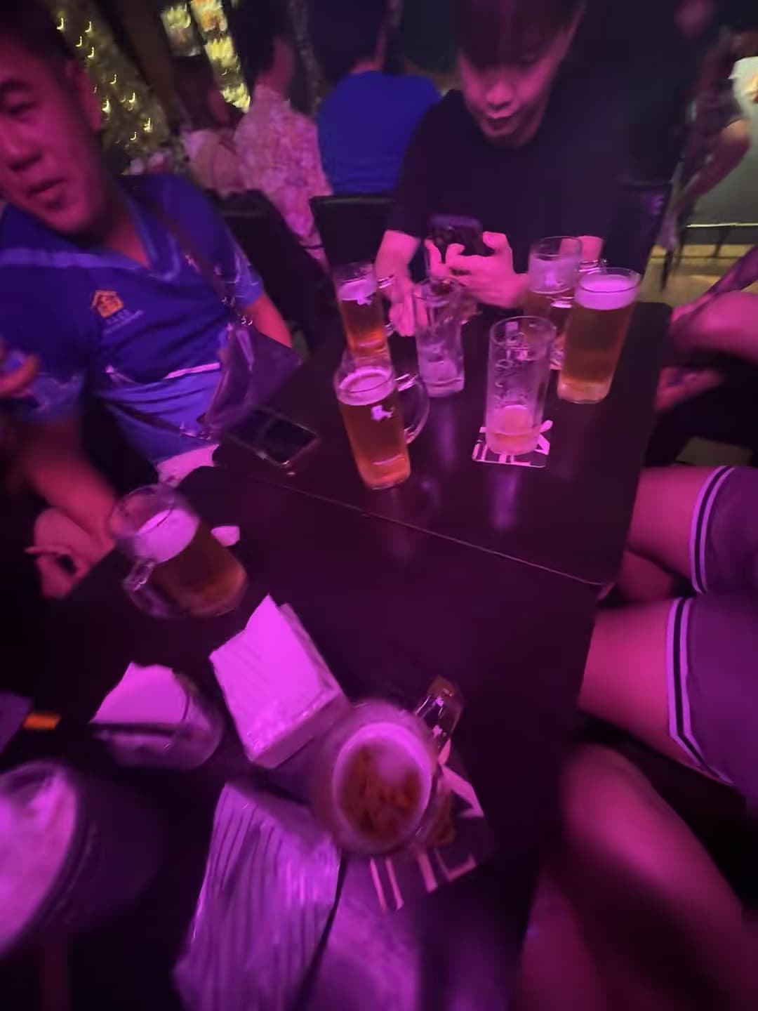 深夜小聚｜啤酒杯撞出的快乐，今晚在KTV隔壁的Local Pub封面图