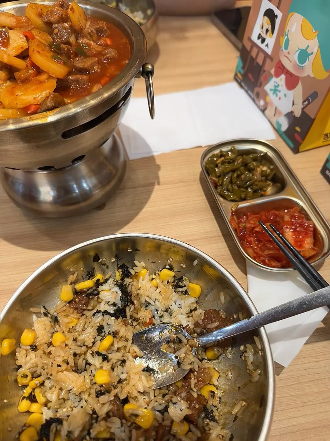 今天在街角小馆子把饭吃成了拌饭,锅边炖的牛肉汤还冒热气~封面图