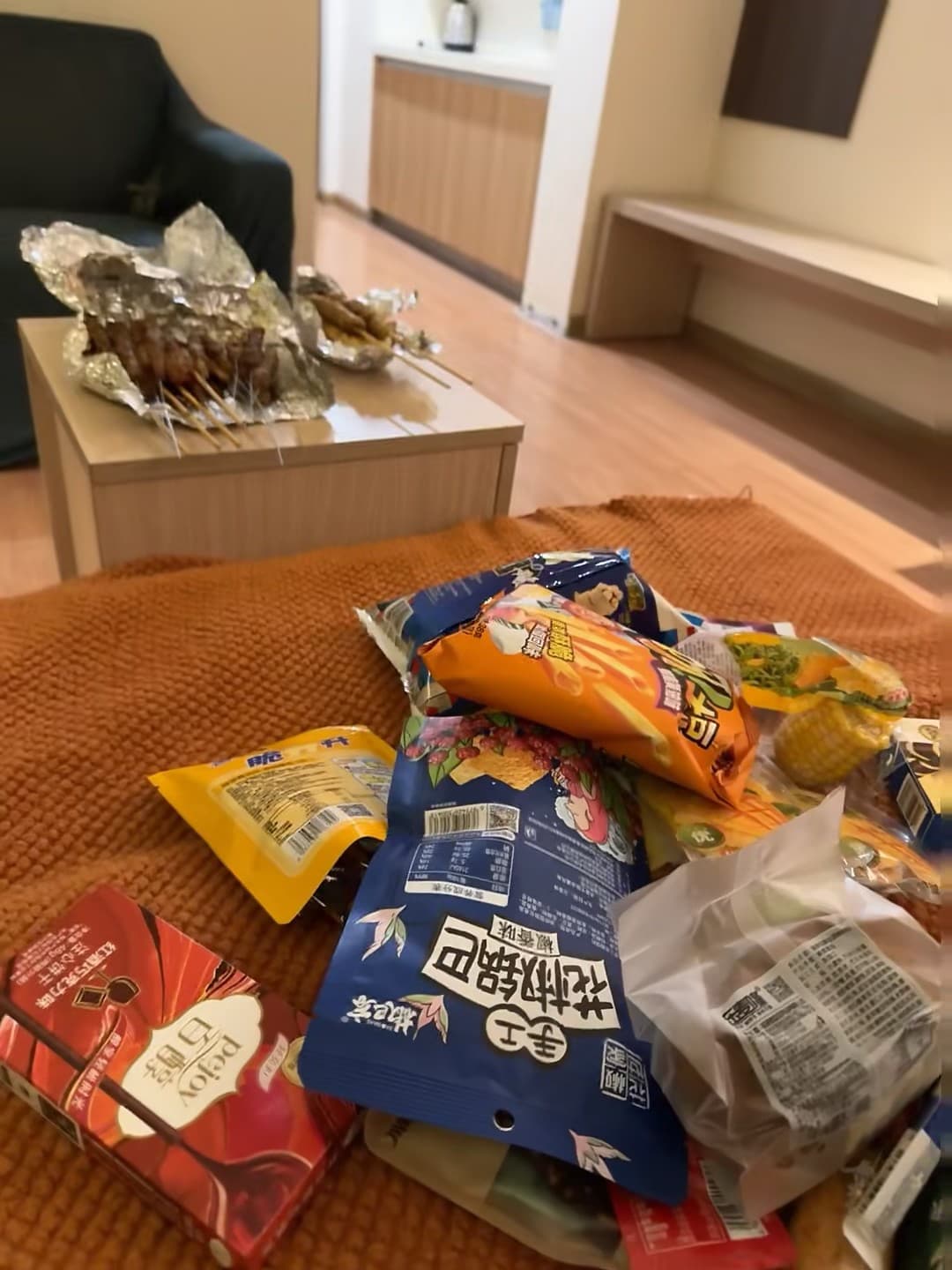 周末宅家的快乐:烤串+零食堆成小山丘 🍢🍿封面图