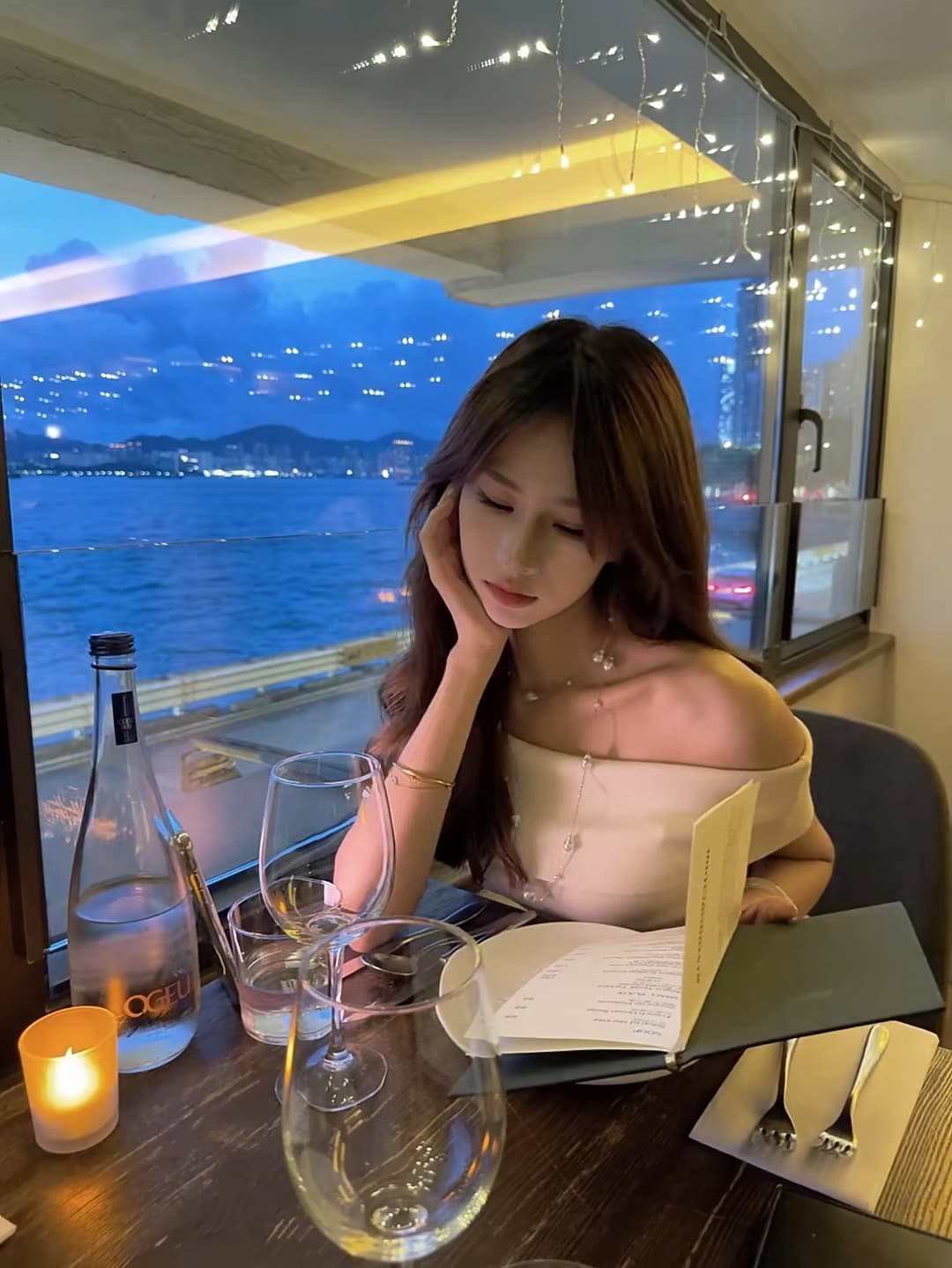傍晚在尖沙咀的船餐厅，海风里看维港灯火亮了✨封面图