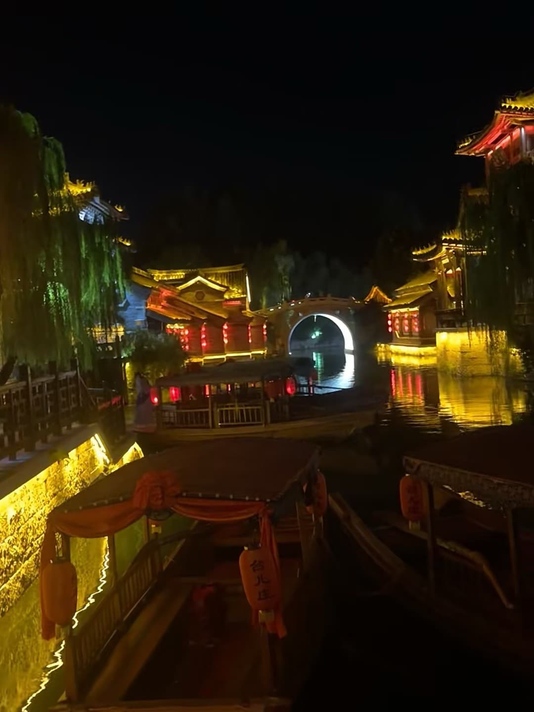 夜游小桥流水，误入古风幻境 🌃 今天在老城河畔晃悠，差点以为自己坐上了《清明上河图》的船封面图