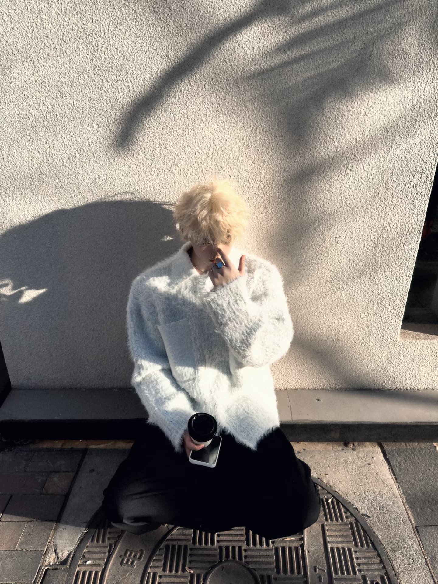 阳光刚好，毛衣配黑裤，蹲在井盖上喝咖啡 ☕️封面图