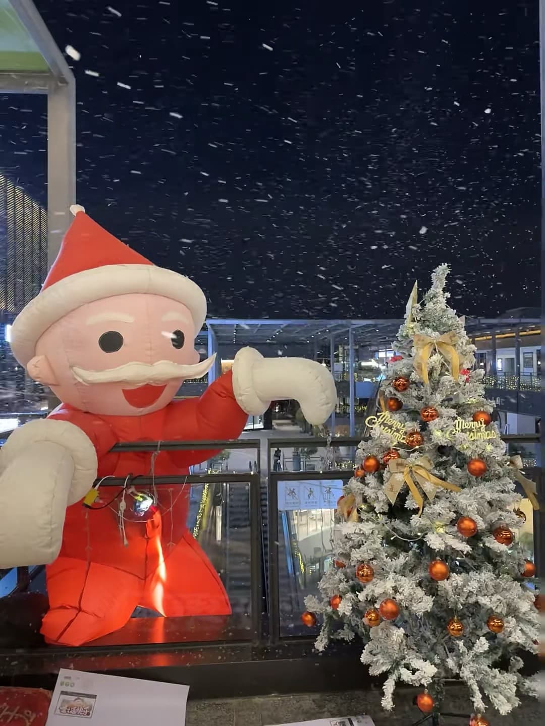 圣诞雪飘进商场橱窗，小 Santa 比我先蹲下拍照📸封面图