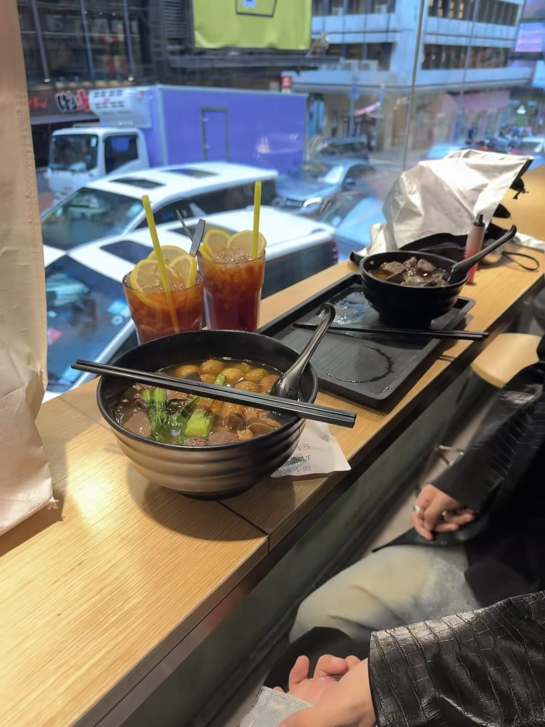 窗边两杯冰茶+一碗热腾腾的汤，今天在街角小馆子偷懒了封面图