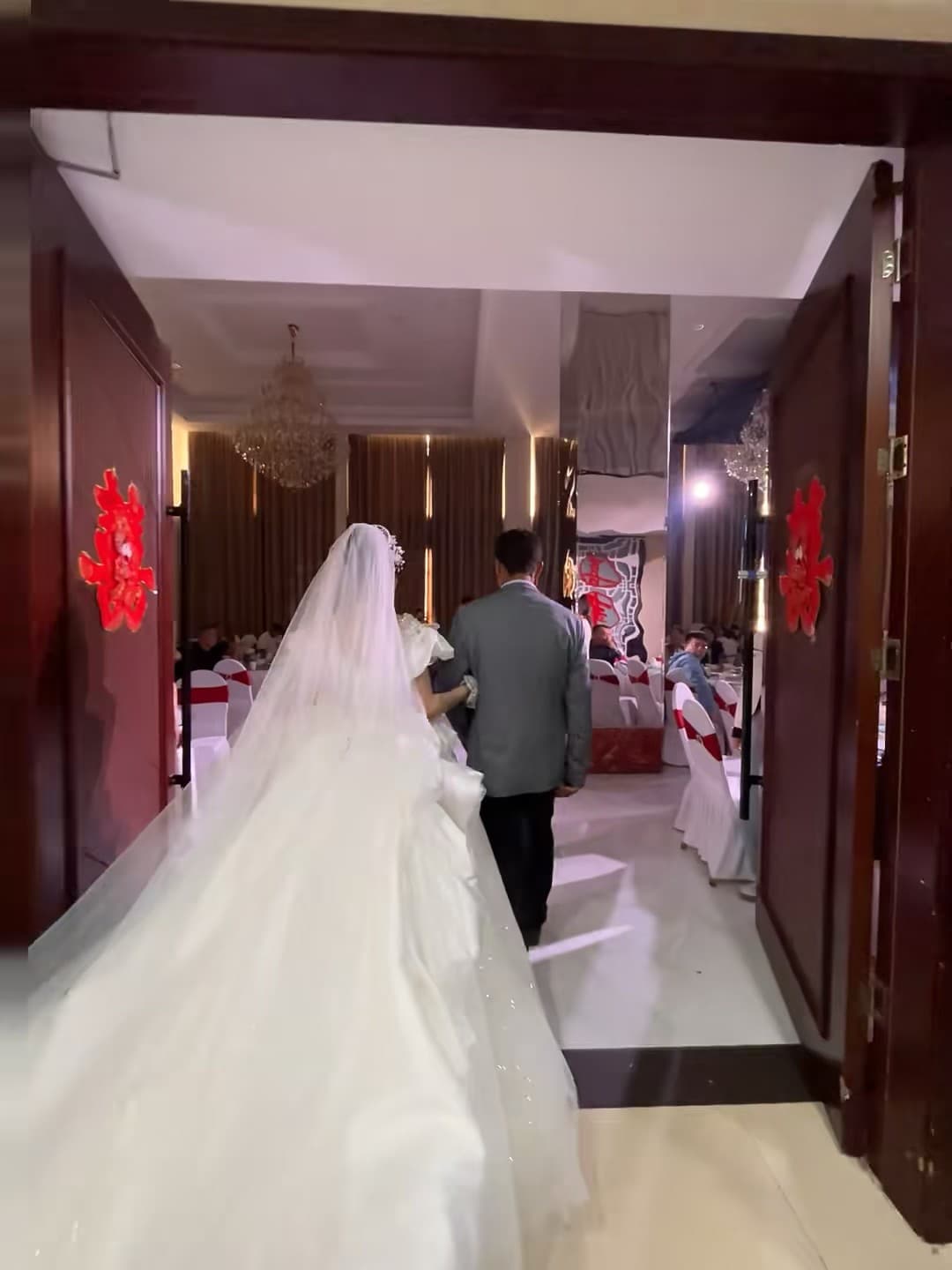 今天在酒店走廊偶遇一场中式婚礼…婚纱拖尾长到能当窗帘了封面图