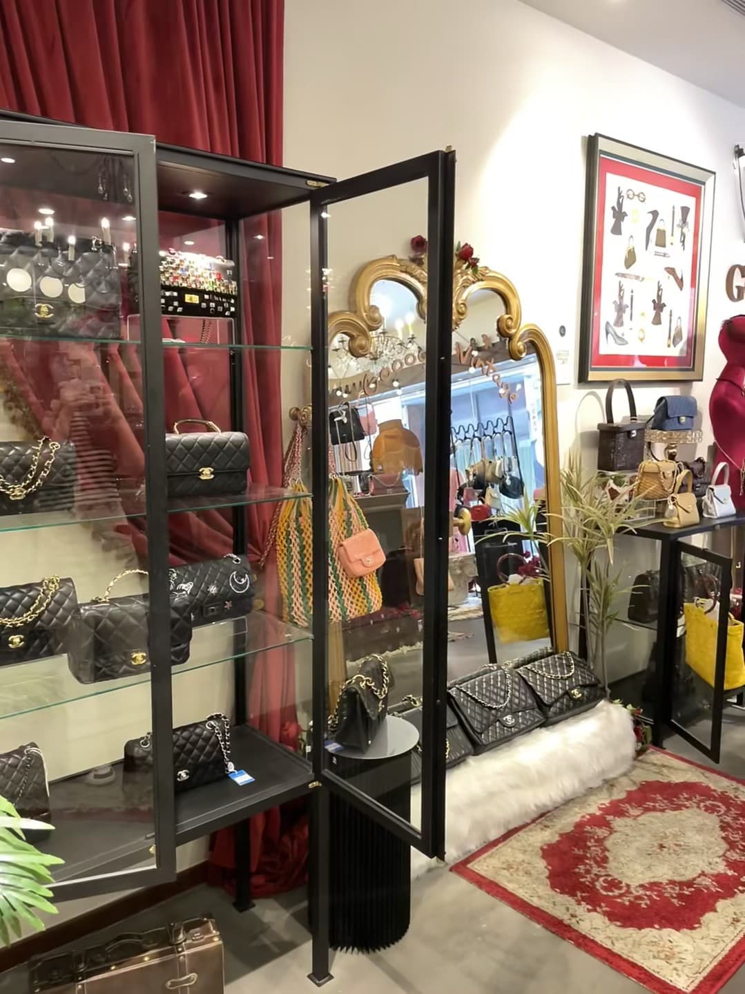 路过这家藏在街角的Vintage小店,玻璃柜里全是Chanel老花…但最戳我的是那面金镜子✨封面图