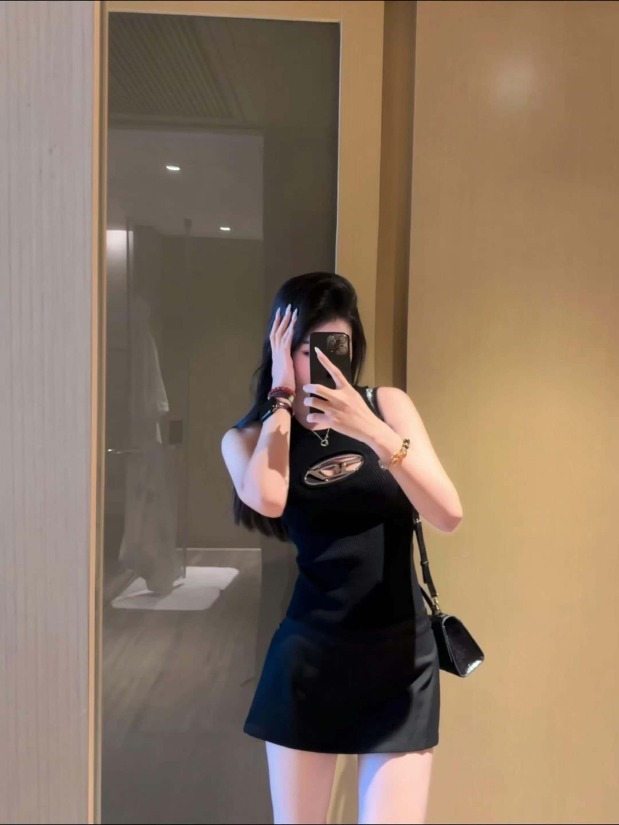 黑裙配小金包，今天在酒店镜子前偷拍自己…太爱这种随性又带点小心机的穿搭了封面图